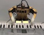 Elektroniczny Elton John: robot-pianista