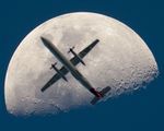 Zobaczcie, samolot na Księżycu