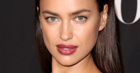 Irina Shayk zadała szyku na imprezie brytyjskiego "Vogue'a". Spójrzcie na ten top!