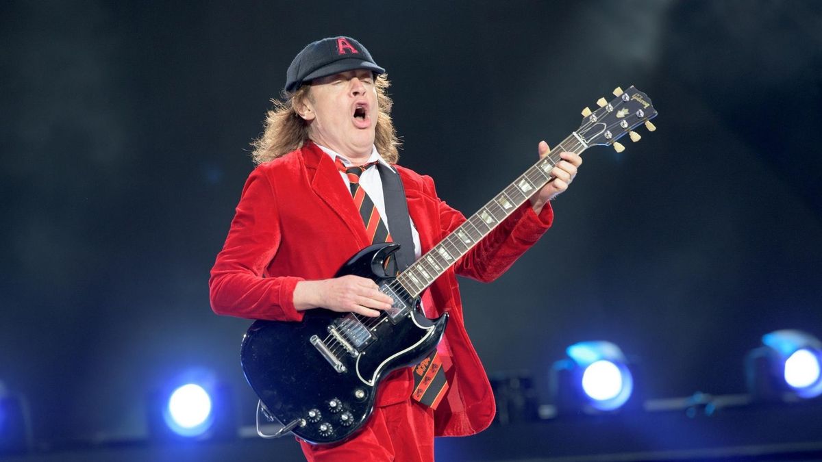 Fanem gitar Gibsona jest m. in. Angus Young z AC/DC