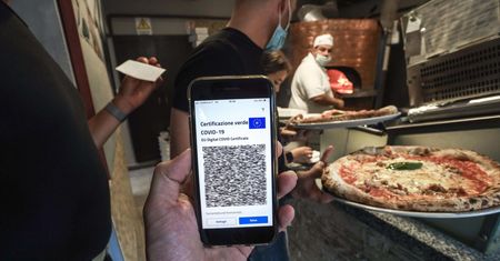 Koronawirus. Włosi przyzwyczajają się do przepustek covidowych