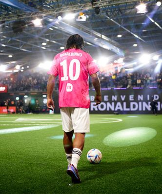 Ronaldinho znowu na boisku. Nie uwierzysz, ile zarabia