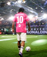 Ronaldinho znowu na boisku. Nie uwierzysz, ile zarabia