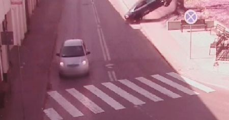 19-letni kierowca Audi nie opanował pojazdu i zatrzymał się na drzewie. Rozbił samochód i dostał wysoki mandat. Wideo