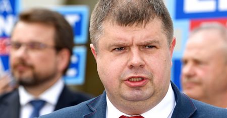 Oddał Kaczyńskiemu Śląsk i dalej na tym zarabia: 50 tys. zł miesięcznie