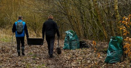 Oto co znaleźli w lesie. Radnemu zabrakło słów