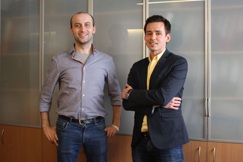 Dwóch Polaków chce nauczyć świat języka angielskiego. Idą na podbój Francji i Włoch, potem ruszają na Azję