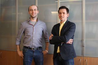 Dwóch Polaków chce nauczyć świat języka angielskiego. Idą na podbój Francji i Włoch, potem ruszają na Azję