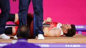 Nagle przerwano transmisję. Podniósł sztangę i osunął się na ziemię
