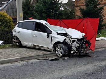 Mielec: Tragiczny wypadek o poranku. Kierowca wjechał samochodem w słup