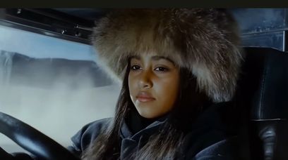 Kanye West zrzucił "Bomb". Jego córki jeżdżą po pustyni z gremlinami na motorach