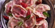 Pierogi z truskawkami wychodzą miękkie i delikatne, ale nie rozpadają się. Tylko dodaj odrobinę do ciasta