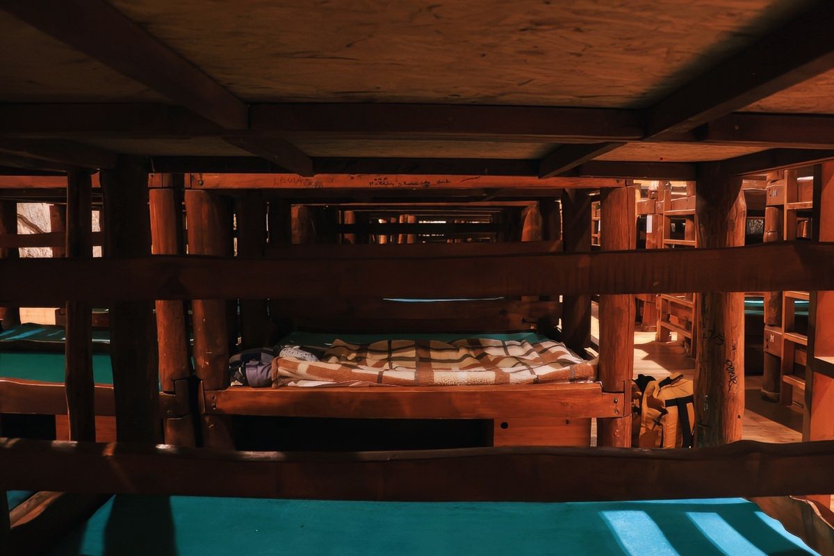 Śpi się na łóżkach piętrowych