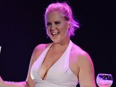 Amy Schumer w samych majtkach w kalendarzu Pirelli