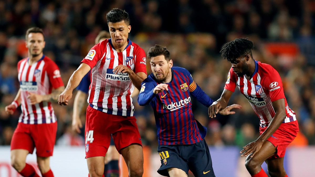 Lionel Messi (drugi z prawej) oraz Rodrigo i Thomas Partey