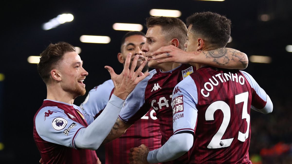 Getty Images / George Wood / Na zdjęciu: Matty Cash (z lewej)