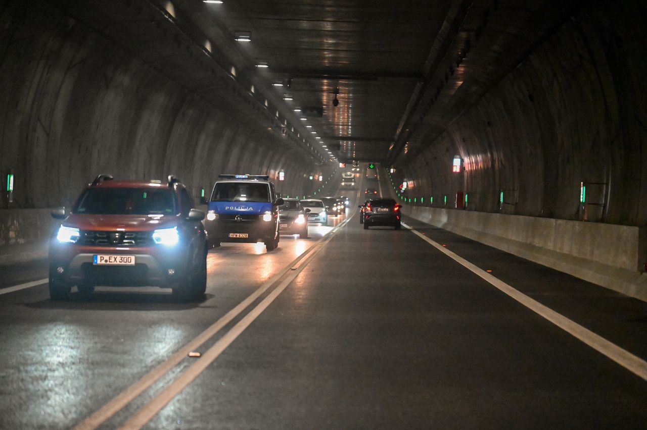 Wypadek w tunelu. Doszło do czołowego zderzenia