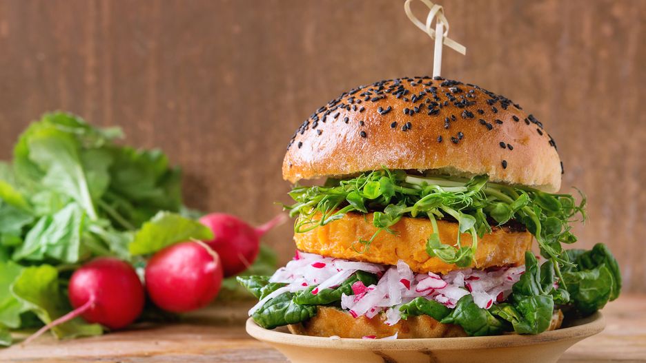 Wegański burger (zdjęcie ilustracyjne)