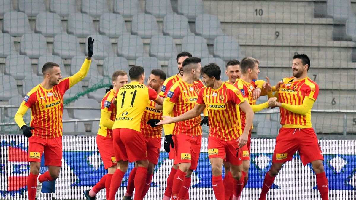 piłkarze Korony Kielce cieszą się z gola podczas meczu Ekstraklasy z Rakowem Częstochowa