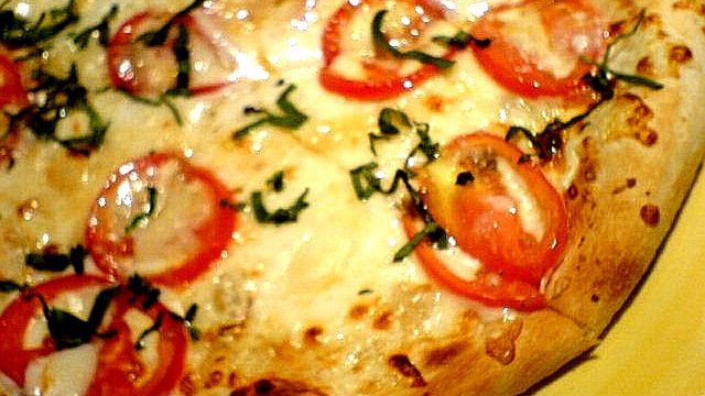 Upieczona mrożona pizza z serem na cienkim cieście