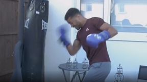 Boks. Pokazywał, jak wyprowadzać ciosy. Sam podbił sobie oko