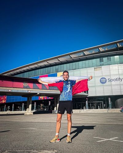 4 listopada Tomasz Sobania dotarł do Barcelony, bieg zakończył przed stadionem Camp Nou. Fot. Archiwum Tomasza Sobani
