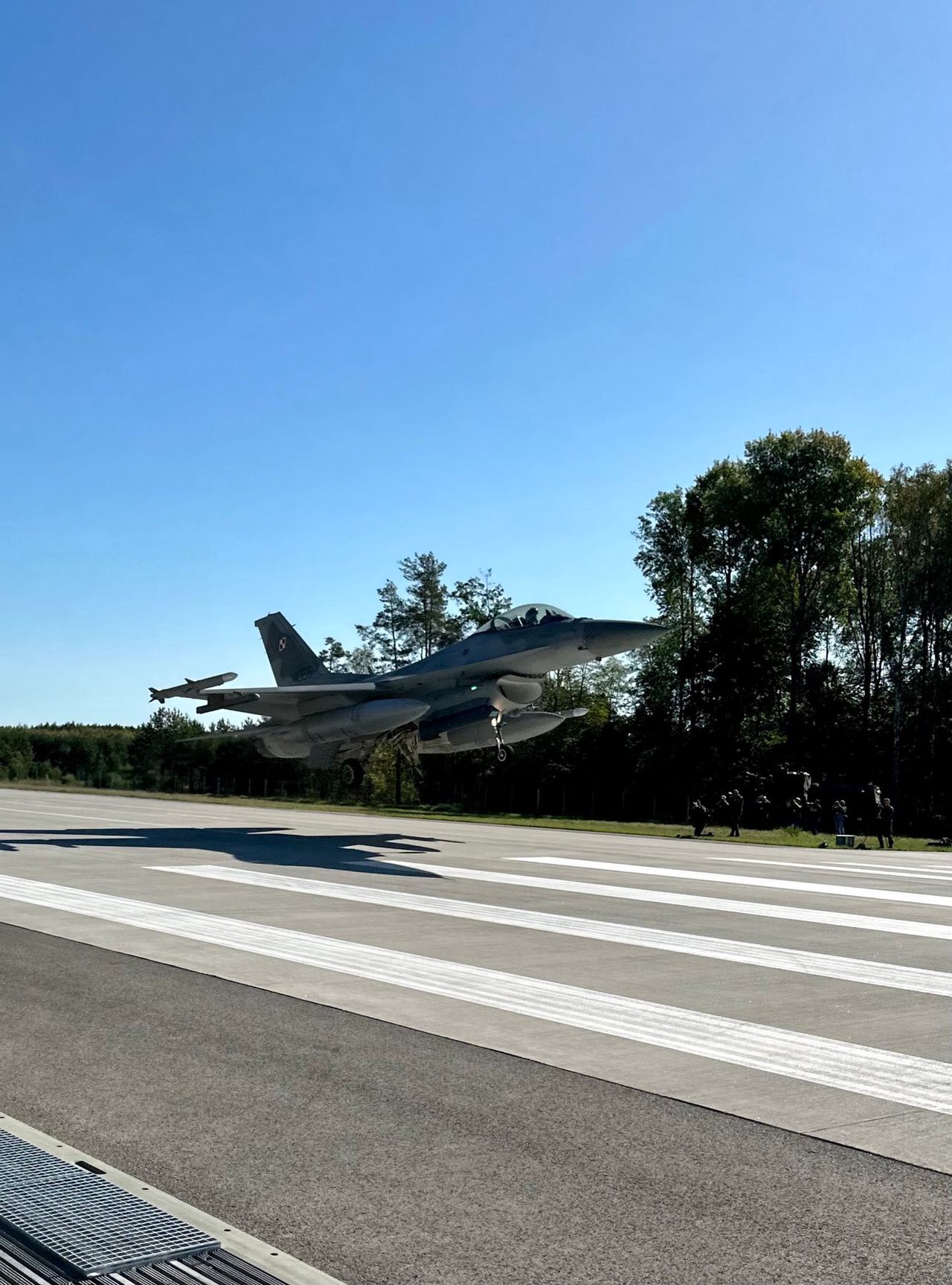 Lądowanie samolotu F-16 podczas ćwiczeń ROUTE 604