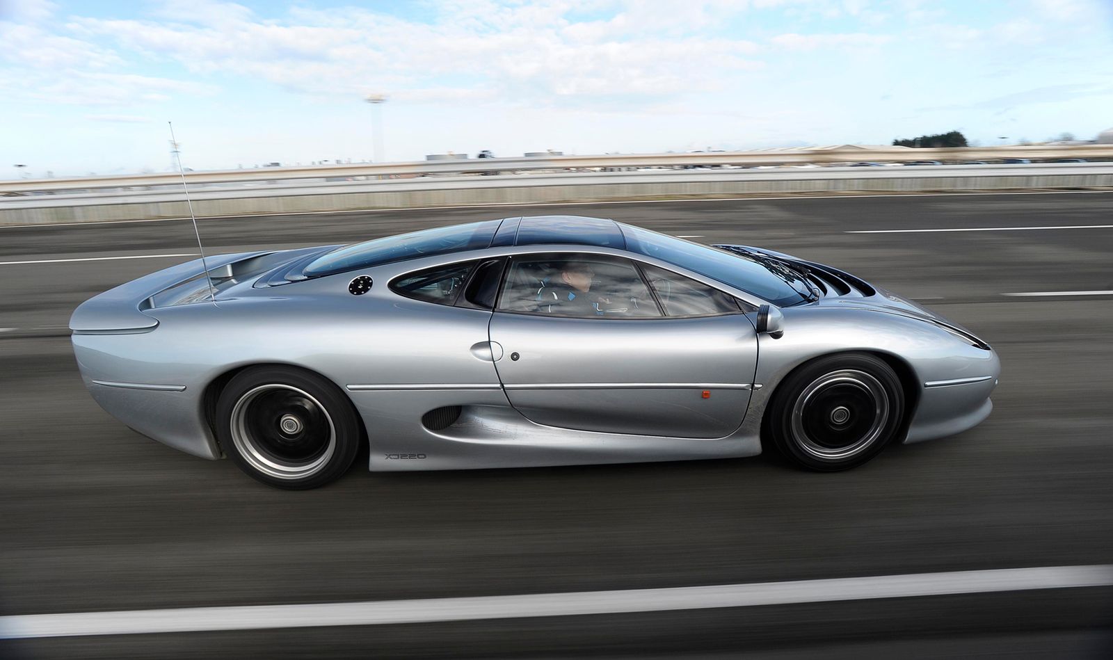 Legenda lat 90.: Jaguar XJ220 [galeria zdjęć] 4