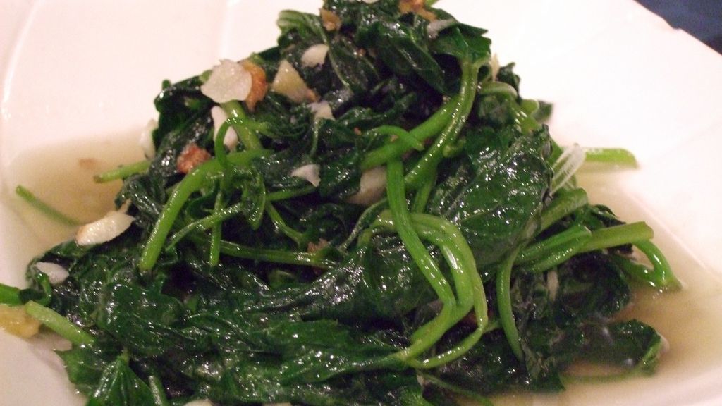 Liście batatów gotowane na parze bez dodatku soli