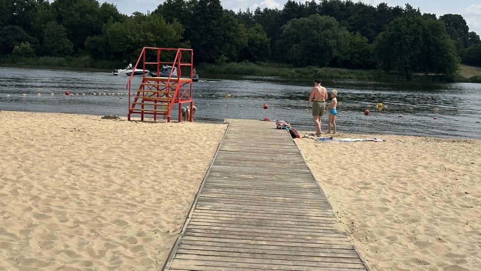 Już od piątku będzie można korzystać ze strzeżonego kąpieliska nad Stawem Górnym w Pionkach.