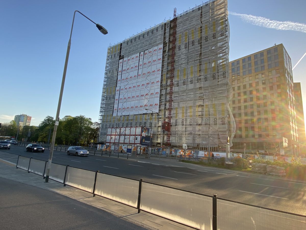 Warszawa. Milion za kawalerkę, tysiące za wynajęcie klitki. Rynek mieszkaniowy w stolicy jest pełen patologicznych zjawisk. Głód lokali mają uśmierzać takie inwestycje, jak "wafel" przy ulicy Puławskiej - blok wciśnięty w wąski pas przestrzeni, w której dawniej stał plenerowy piwny barek