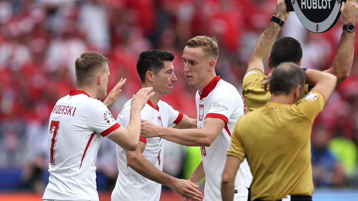 Getty Images / Joosep Martinson - UEFA / Na zdjęciu: Karol Świderski, Robert Lewandowski i Adam Buksa