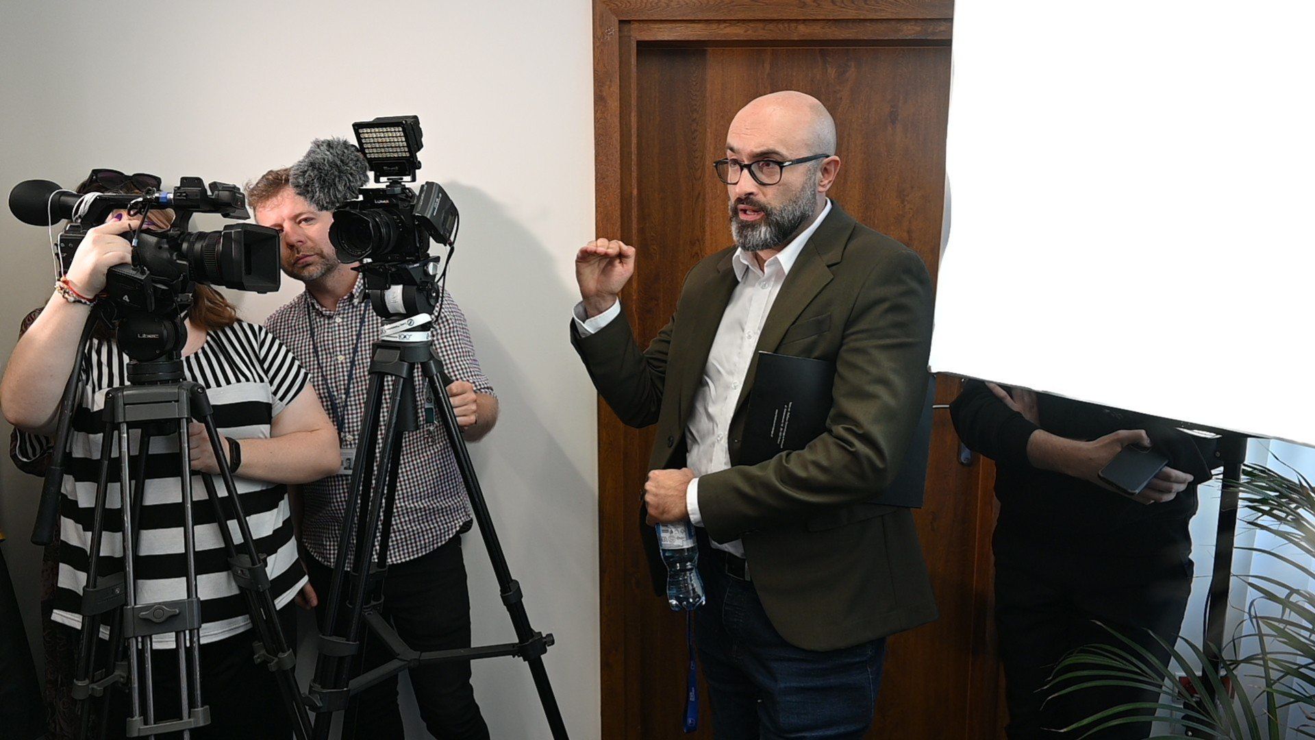 Na sali pojawił się również obecny dyrektor teatru – Michał Kotański, który w ubiegłym tygodniu informował media o tym, że jeszcze przed konkursem miał być poddawany naciskom ze strony dyrektora Knapa, aby przekonać zespół na oddanie swojego głosu na wskazaną osobę. Według Kotańskiego, marszałek Renata Janik oraz poseł Anna Krupka jeszcze przed konkursem wybrały swojego kandydata na stanowisko dyrektora teatru i miał nim zostać Leszek Zduń.