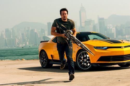 Mark Wahlberg wiruje na planie "Transformers: The Last Knight"