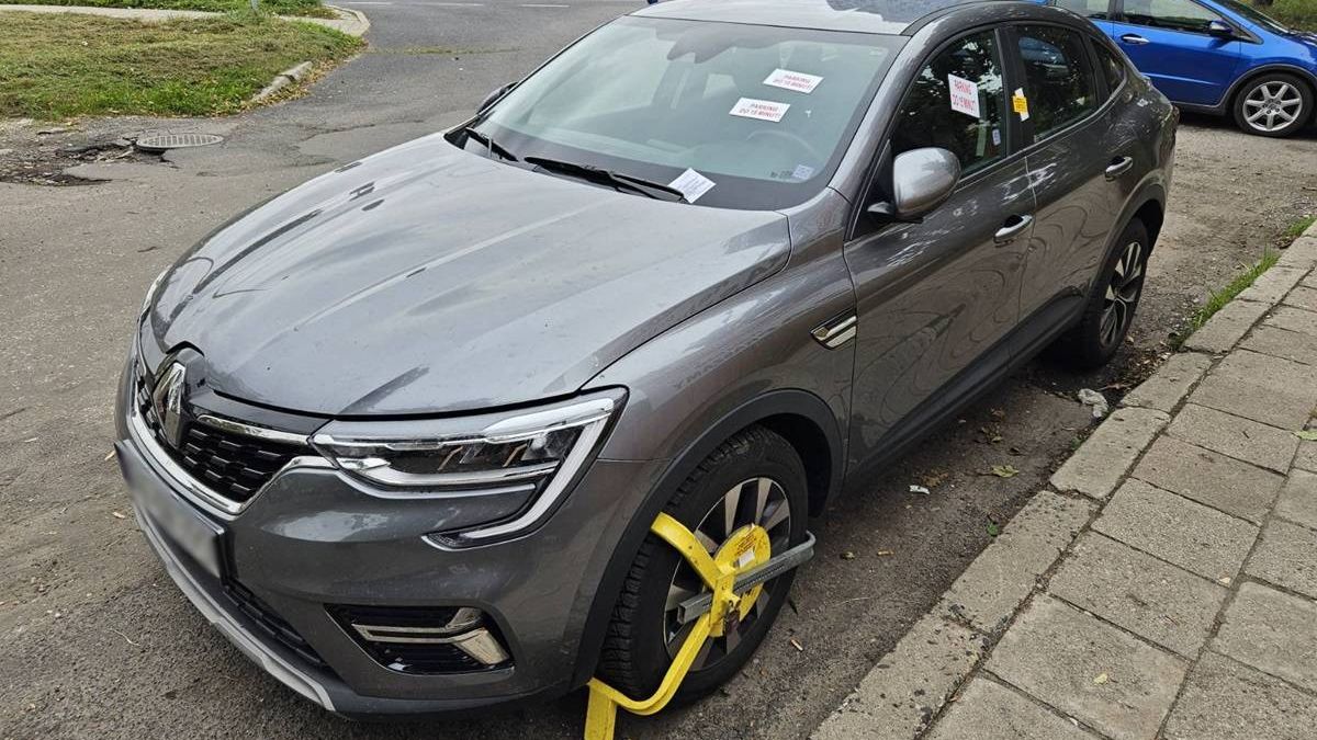Blokada na kole auta zaparkowanego na ul. Nałęczowskiej przed kebabem