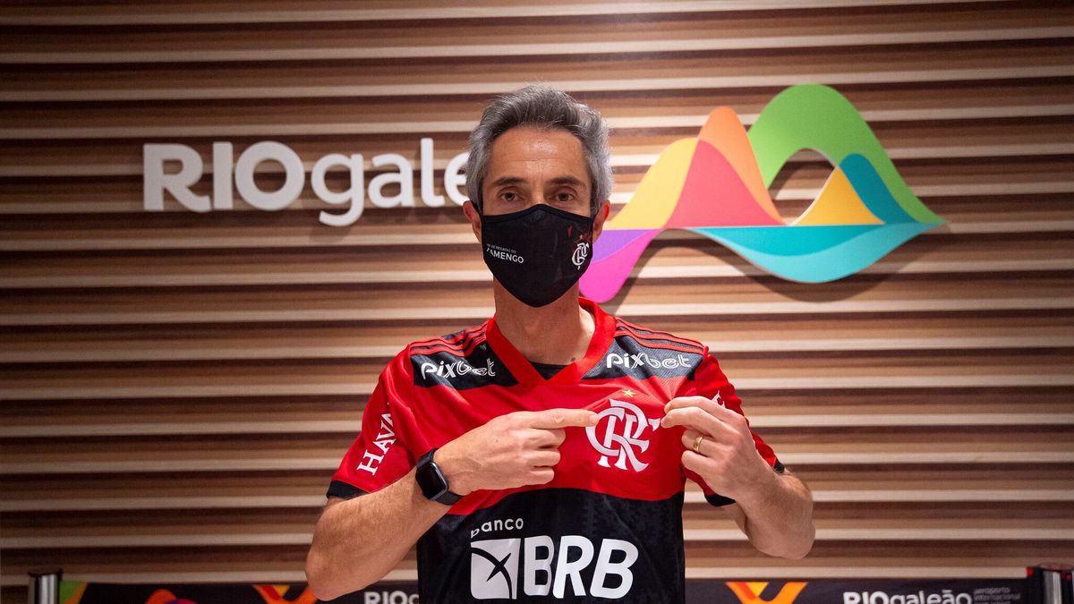 epa09671910 A handout photo made available by Brazilian soccer club Flamengo shows team's new coach Paulo Sousa posing in Rio de Janeiro, Brazil, 07 January 2022. The 51-year-old Portuguese signed a two-year deal.  EPA/Alexandre Vidal / Flamengo / HO **MANDATORY CREDIT** HANDOUT EDITORIAL USE ONLY/NO SALES Dostawca: PAP/EPA.