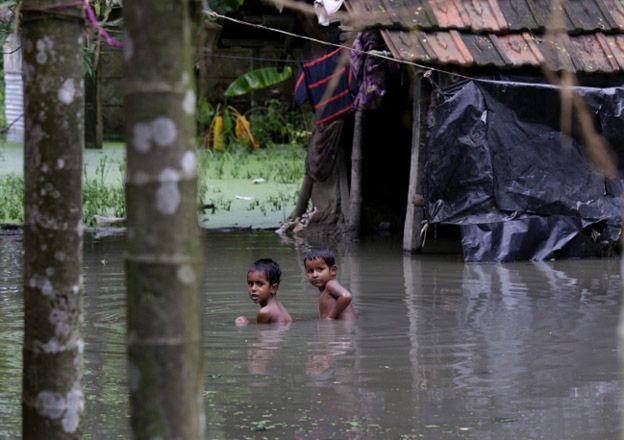 Kilkadziesiąt ofiar śmiertelnych deszczów monsunowych