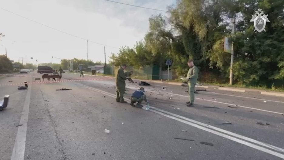 A still image taken from a handout video footage made available 21 August 2022 by the Russian Investigative Committee shows investigators working at the scene of a car explosion on Mozhaisk highway near the village of Bolshiye Vyazemi in the Odintsovo urban district in the Moscow region, Russia. In the evening of 20 August a Toyota Land Cruiser car blew up when the car was moving at full speed on a highway, and then burned. The driver, journalist and political scientist Darya Dugina, the daughter of the philosopher Alexander Dugin, died on the spot. According to Russian Investigative Committee, an explosive device was allegedly installed in the car. EPA/RUSSIAN INVESTIGATIVE COMMITTEE HANDOUT MANDATORY CREDIT/BEST QUALITY AVAILABLE HANDOUT EDITORIAL USE ONLY/NO SALES Dostawca: PAP/EPA.