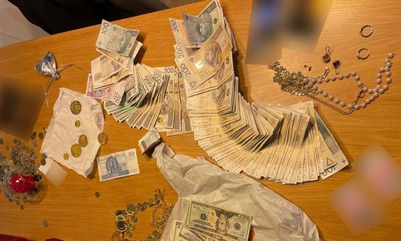 Małopolscy policjanci zatrzymali 3 kolejnych oszustów. którzy od 80-letniej seniorki wyłudzili złote dukaty