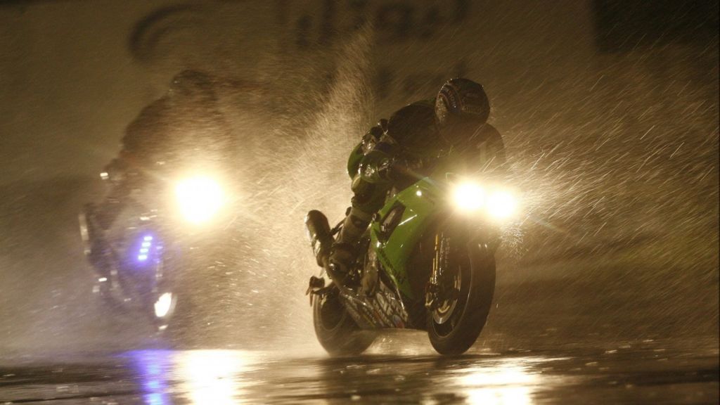 Jazda na mokro: bezpiecznie motocyklem w deszczu