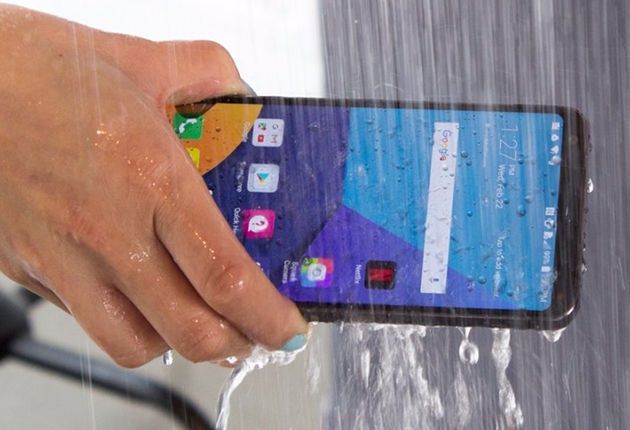 LG G6 w strumieniu wody