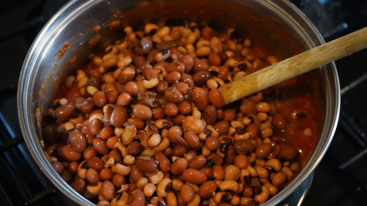 Close up of beans cooking in a metal pan
Close up of beans cooking in a metal pan
Robert Moore
pan, green, cuisine, beans
