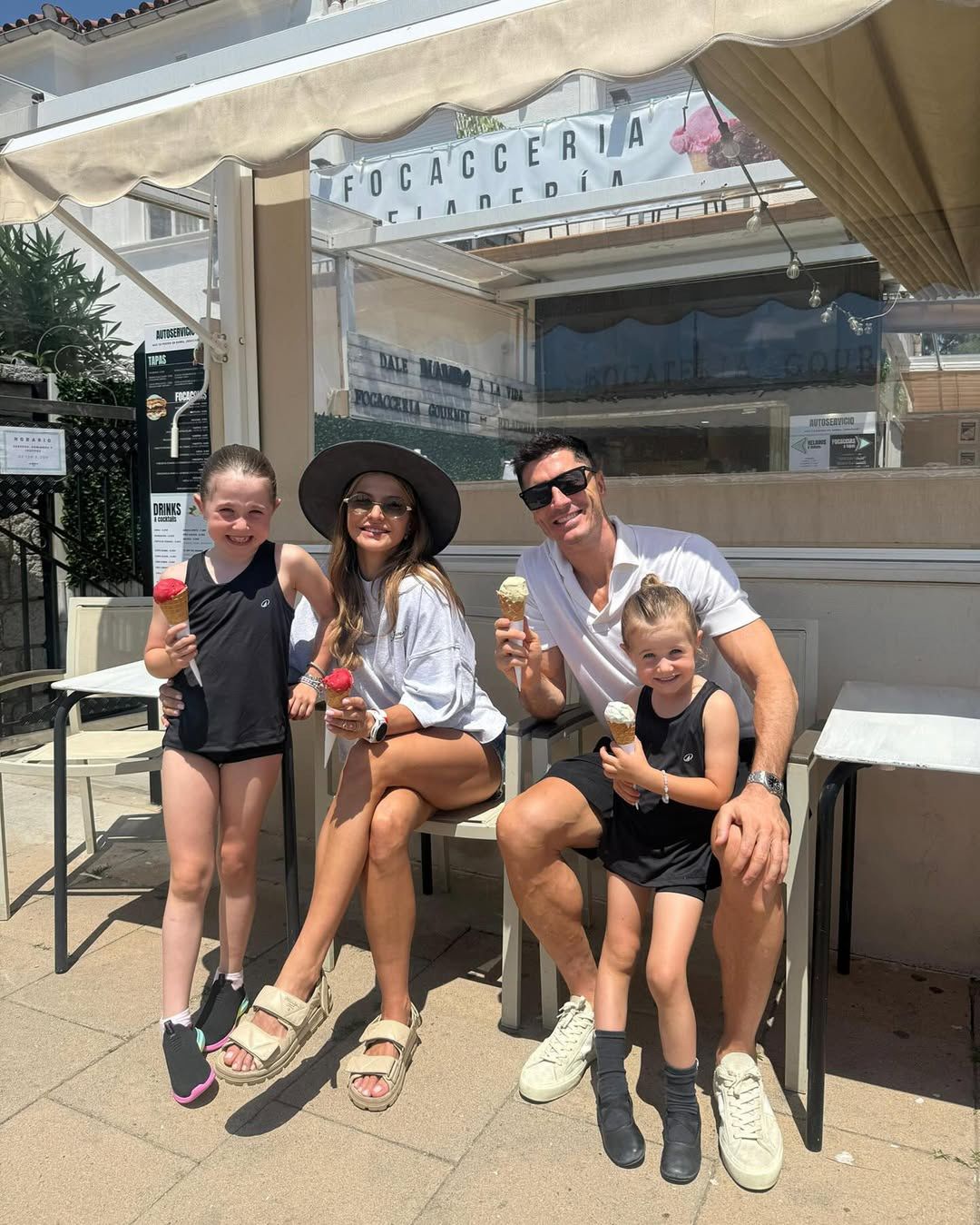 Anna i Robert Lewandowscy z córkami