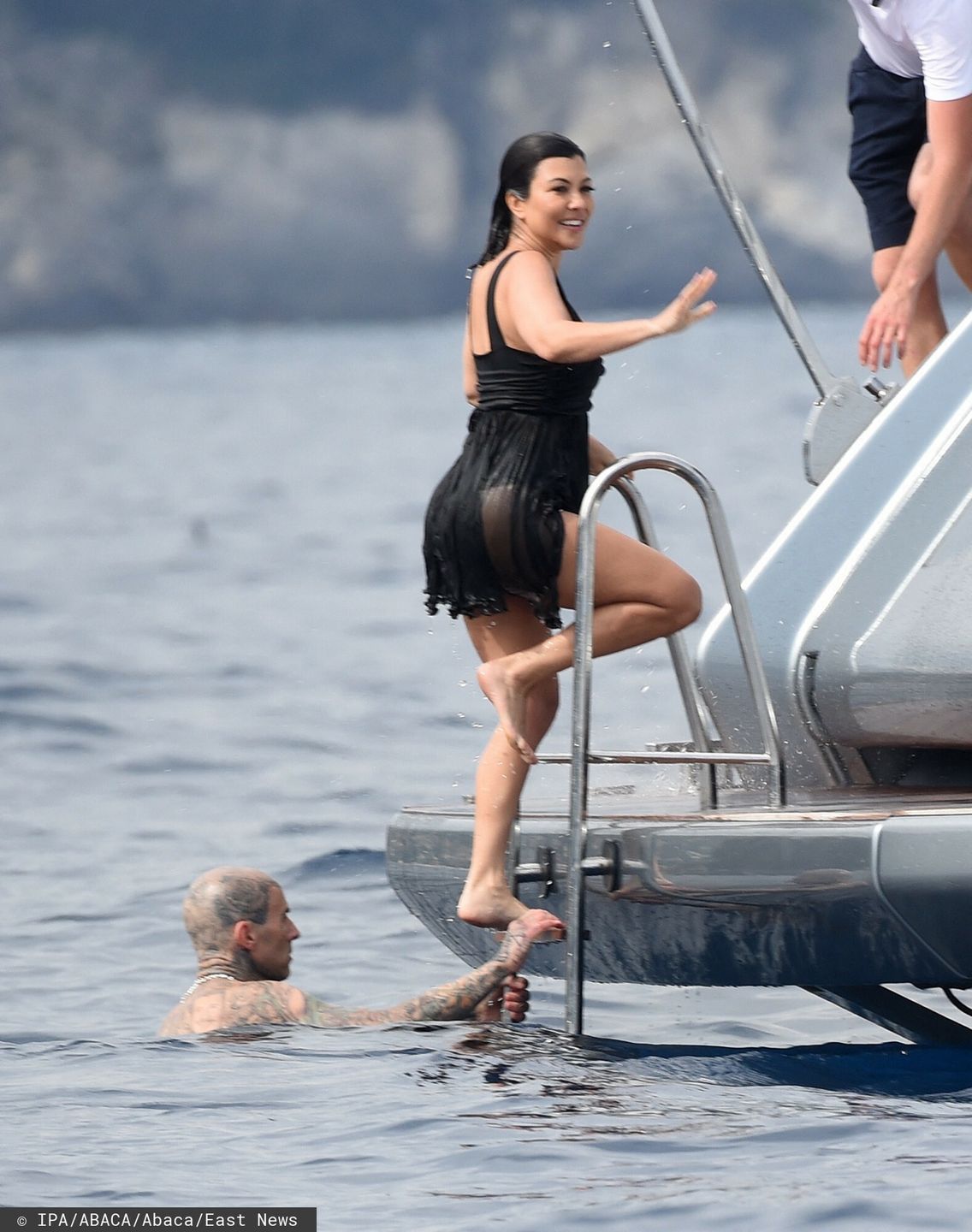 Kourtney Kardashian i Travis Barker pluskają się w morzu
