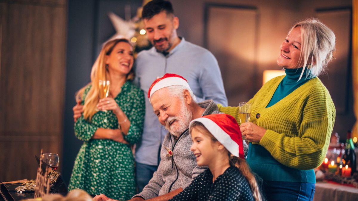 Rodzina śpiewa kolędy