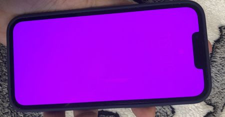 Problemy z wyświetlaczami w iPhone'ach serii 13. Apple nie czuje się winne