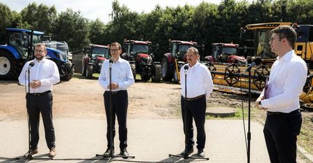 Wizyta premiera i ministra w Brzydowie to ustawka? W tle pożyczone maszyny