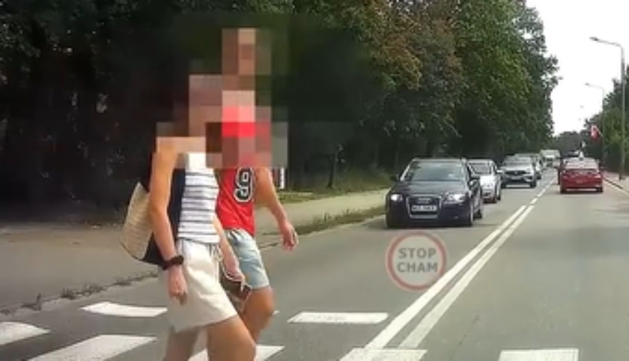 Napisał, że "piesi wtargnęli". Ale burza. Ludzie się gotują