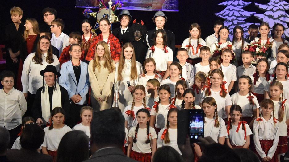 Uczniowie Szkoły Muzycznej w Żębocinie kolędowali i zbierali pieniądze na budowę sali gimnastycznej