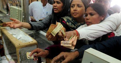 Chaos w Indiach. Władze unieważniły banknoty o największych nominałach